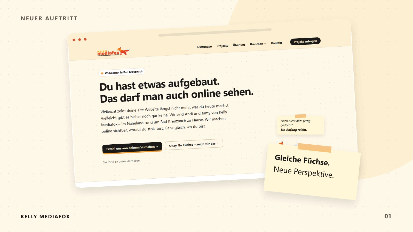 Bildkomposition der neuen Kelly-Mediafox-Startseite mit orangefarbenen Notizzetteln.